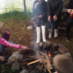 Kinderopvang Poppejans Groningen - in de tipi marshmellows op een kampvuur